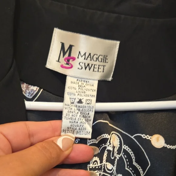 Black and Gold Blazer with Tailored Silhouette - Picture 3 of 8